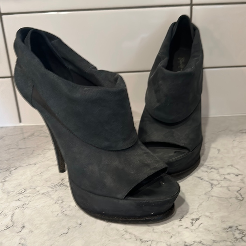 Elizabeth and James heels size 9 black